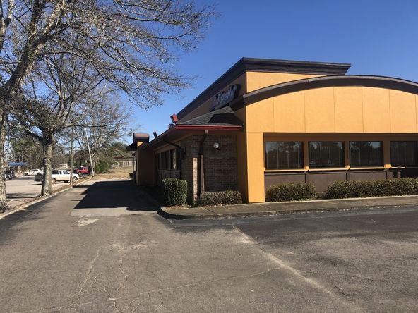 Former Pizza Hut - Chipley, FL: 1329 Main St, Chipley, FL 32428